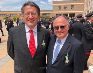 Lee más sobre el artículo Los doctores Rafael Barraquer y Enrique Ferrer, Cruz de la Orden de Mérito con distintivo blanco de la Guardia Civil