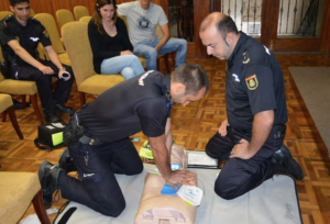 Lee más sobre el artículo Barcelona Salut cardioprotege las instalaciones de Policía Nacional en Catalunya